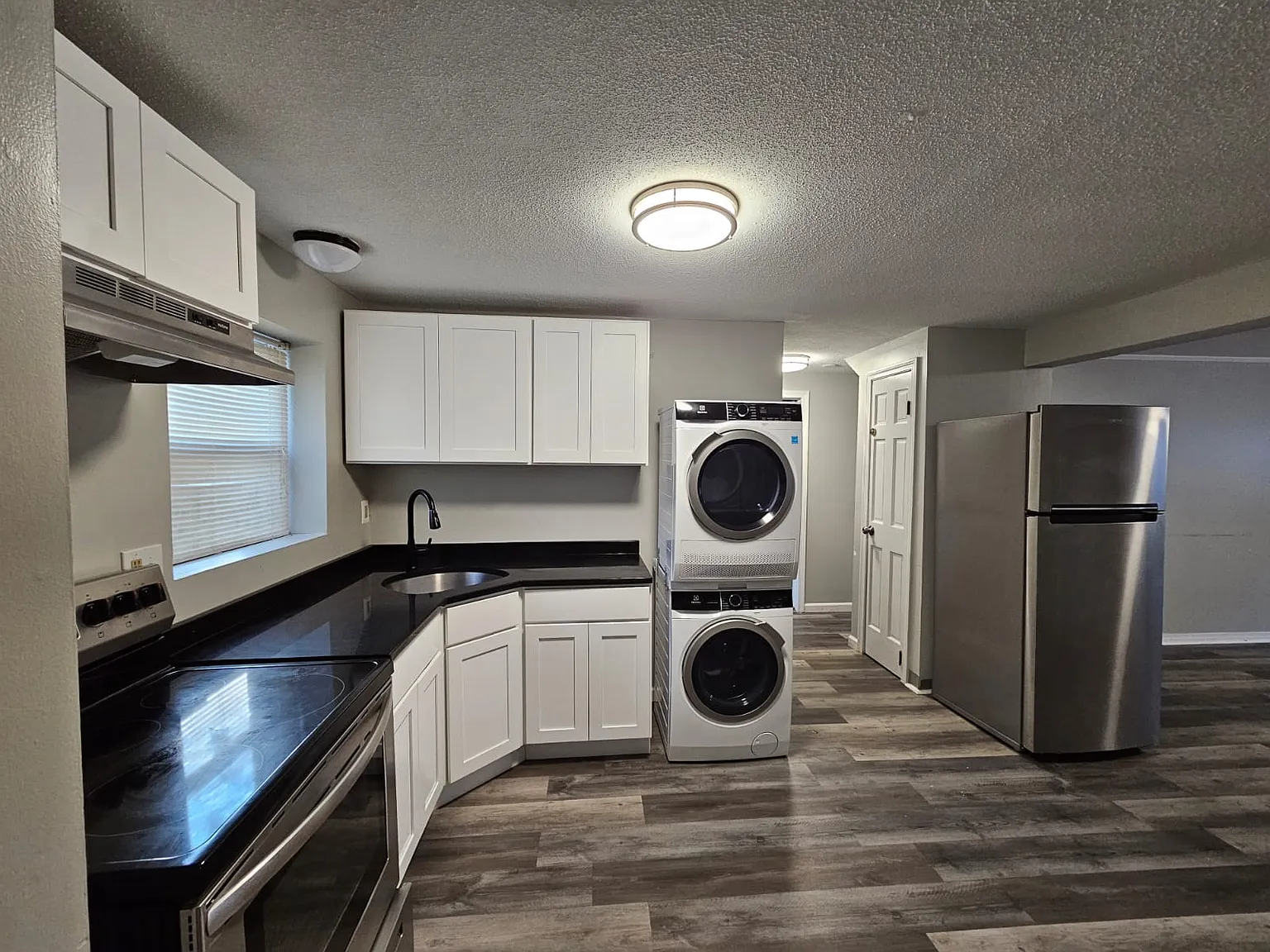 2 bed, 900 sqft, $2,200 — Photo 2