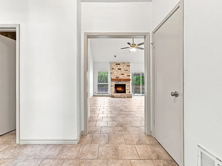 2207 Lancaster Gate Cv — Photo 24