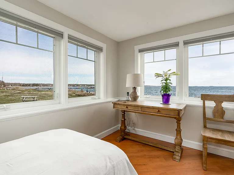 The ground floor bedroom with two twins. Panoramic ocean views.