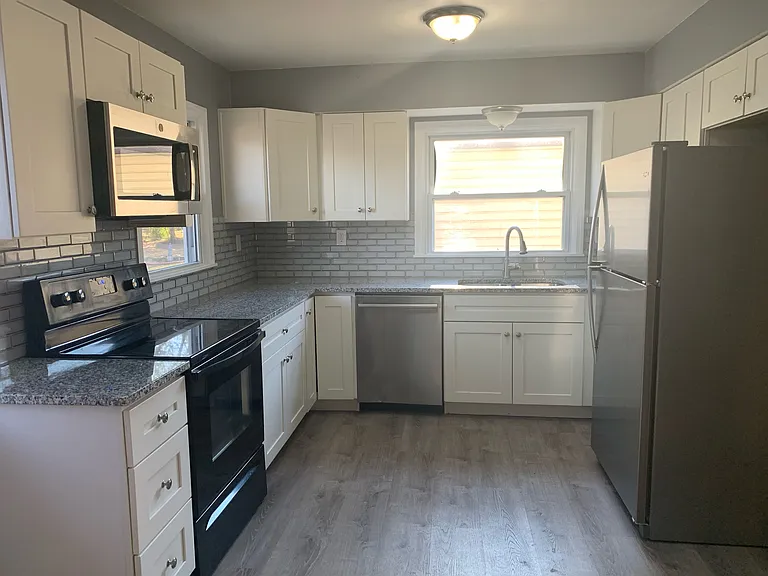 10 Radford Dr — Photo 2