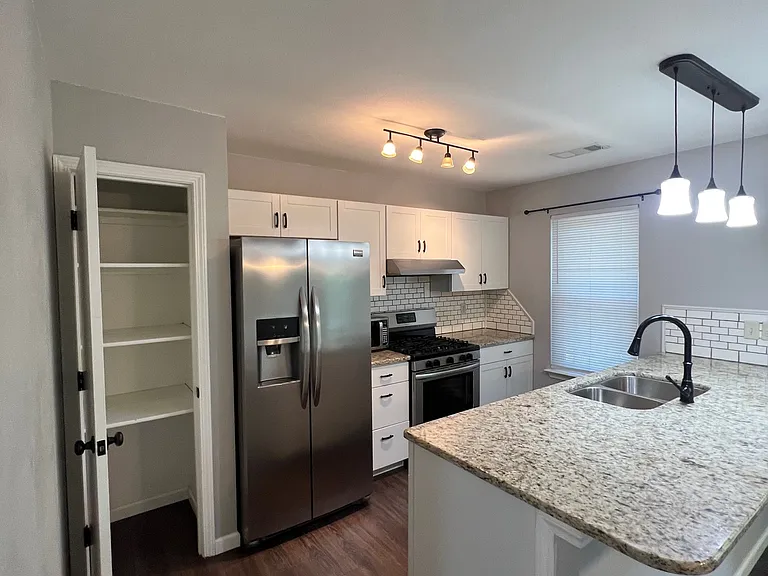 1011 Green Valley Dr — Photo 4