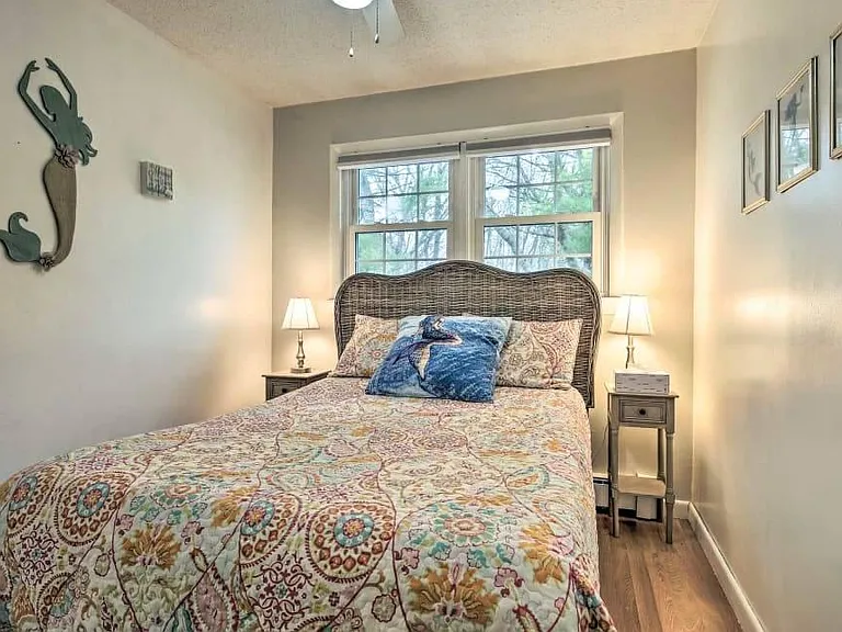 The "mermaid room", full bed, tables and lamps.