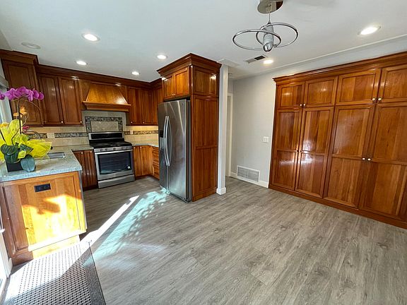 Kitchen/dining area with ample storage space