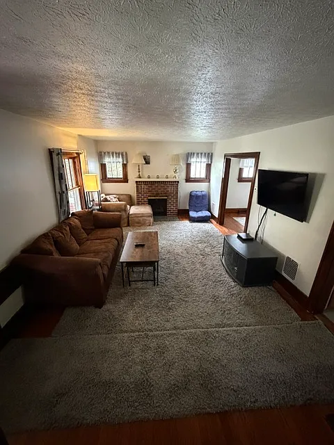 3 bed, 2000 sqft, $640 — Photo 2