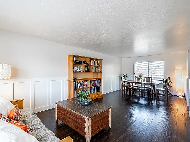 2063 E Kane Cir — Photo 2