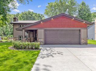 8440 Knollwood Dr, Mounds View, MN 55112