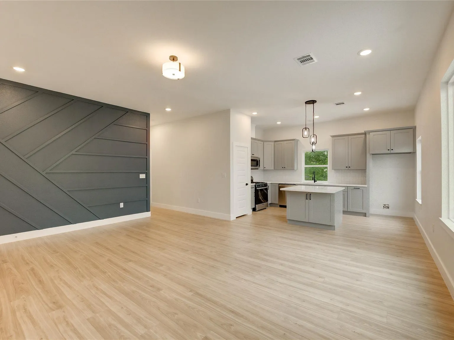 3 bed, 2.0 bath, 1300 sqft, $2,195 — Photo 3
