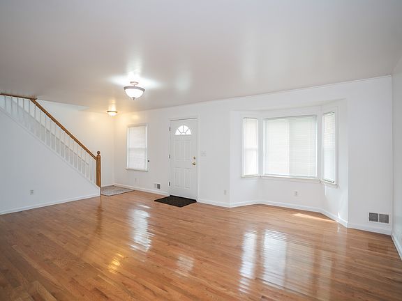 3rd image of 23060 Berdeno Ave
