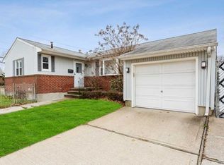 10 Hudson Ave, Valley Stream, NY 11580