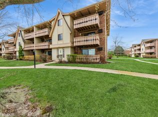 4 Parkside Ct APT 8, Vernon Hills, IL