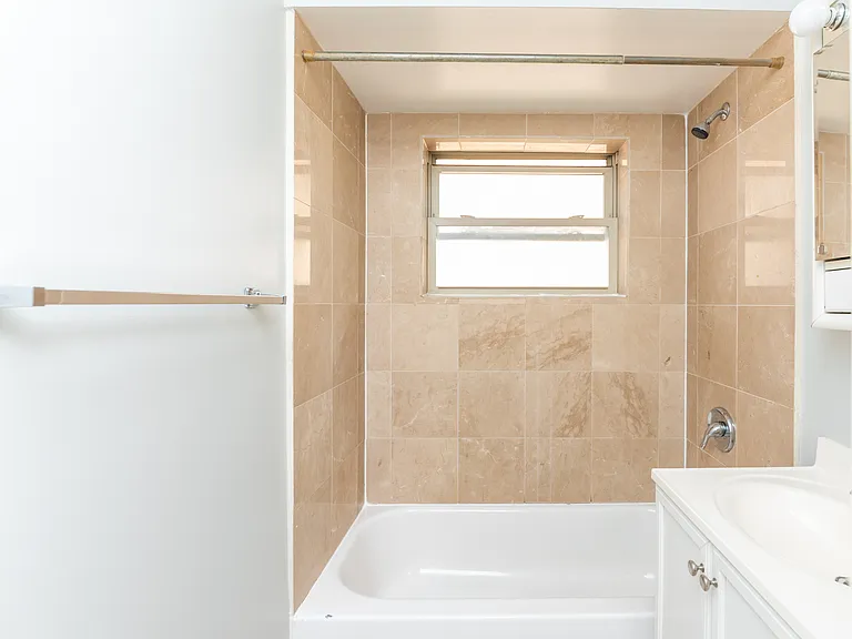 4540 N Wolcott Ave #2E — Photo 1