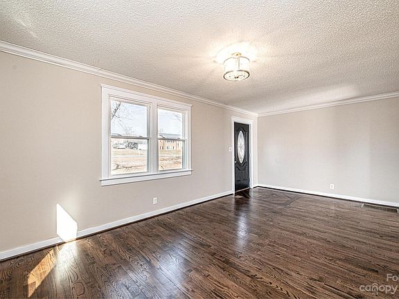 5th image of 2673 Glenn St
