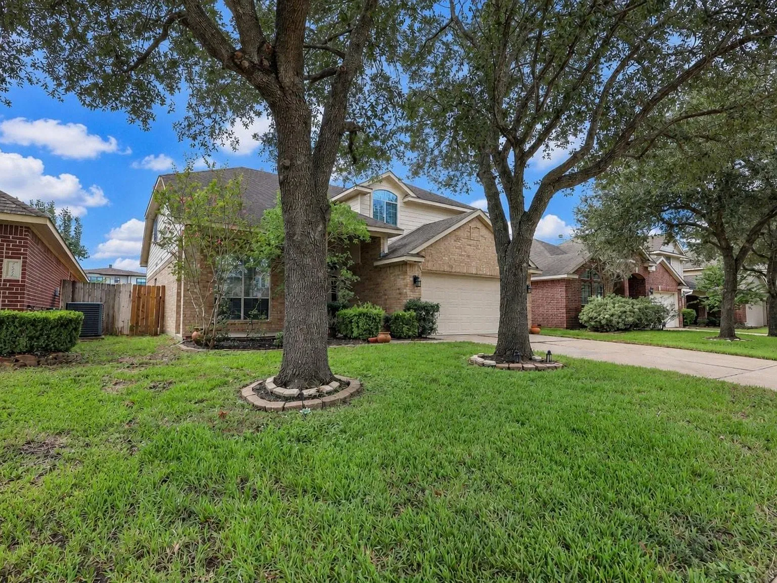 4 bed, 2.5 bath, 2257 sqft, $2,200 — Photo 3