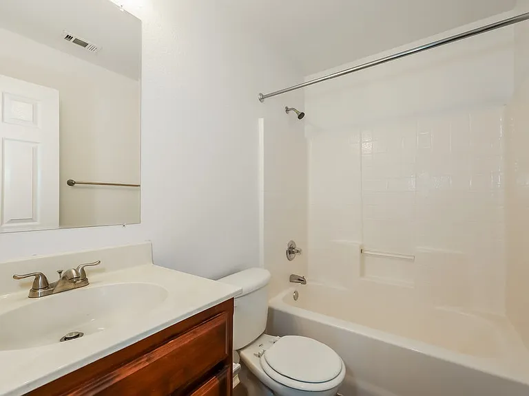 1204 Boxwood Dr — Photo 15