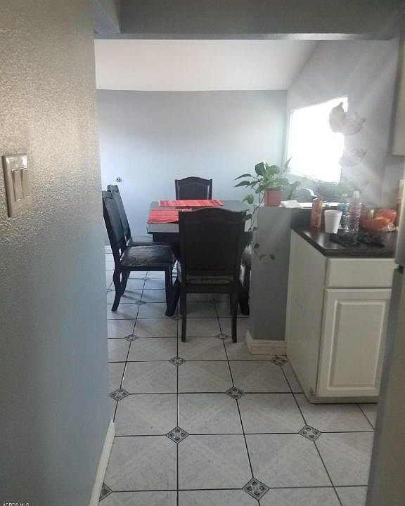 2nd image of 605 Ojai Rd