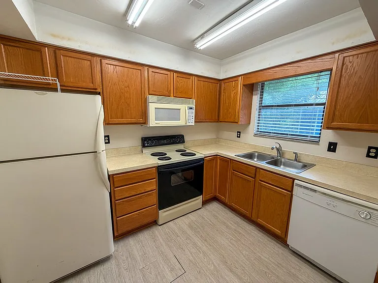 2260 W University Ave — Photo 6