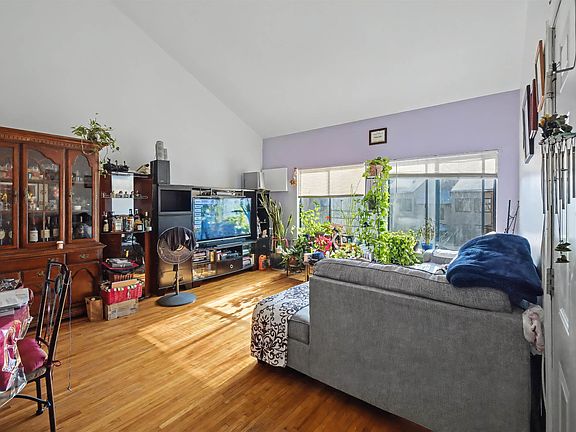 5th image of 222 Roosevelt St