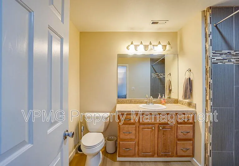 5906 NE 56th St — Photo 27