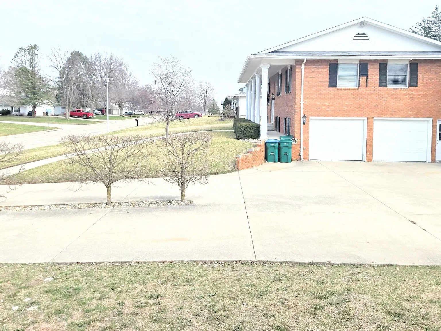 3 bed, 2.0 bath, 2778 sqft, $1,900 — Photo 2