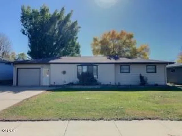 705 2nd Ave NE, Watford City, ND 58854