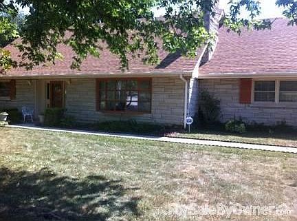 Front view. Nice curb appeal!