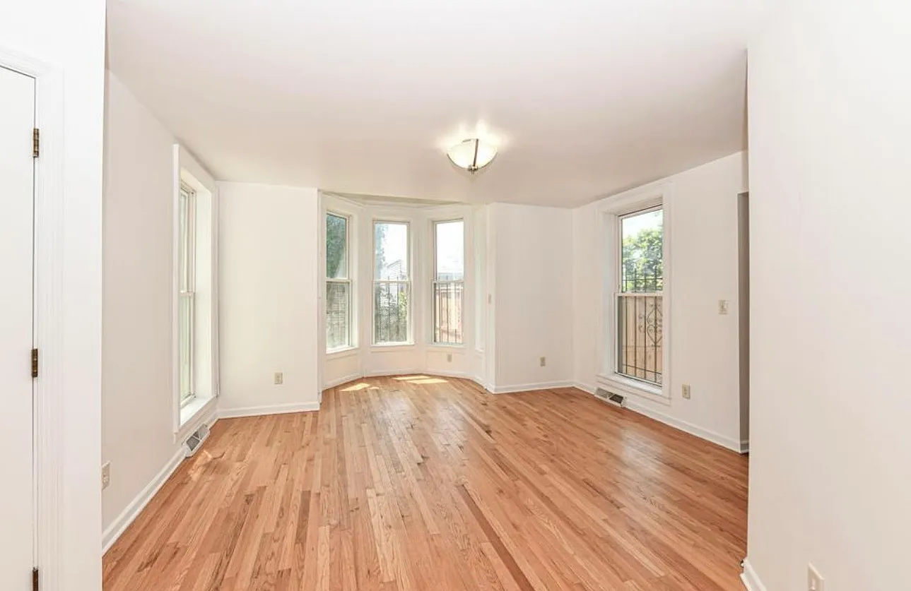 2315 N Oakland Ave — Photo 4