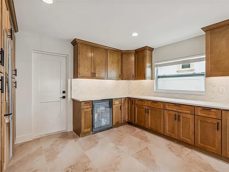 3921 Versailles Dr — Photo 7