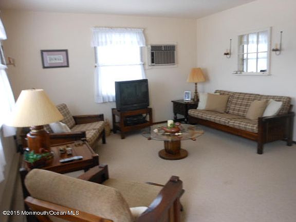 5th image of 326 Gerard Avenue