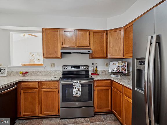 5th image of 218 Burlington Ave