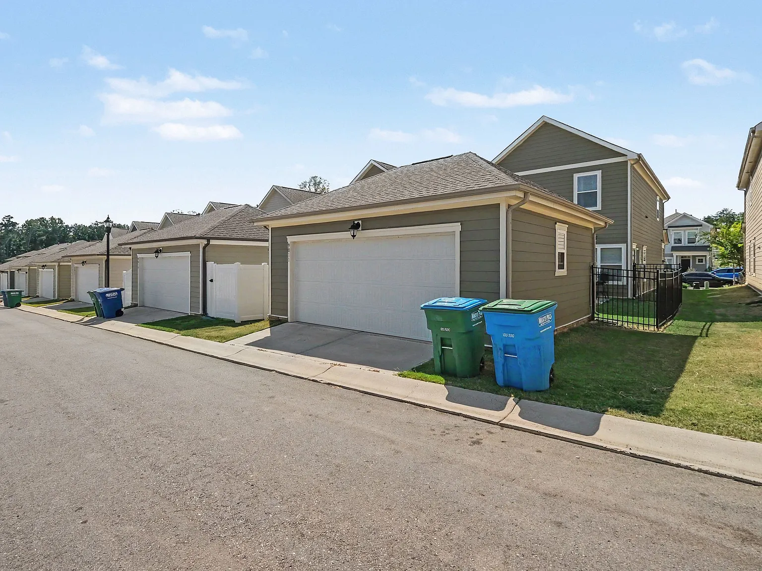 3 bed, 2.5 bath, 1896 sqft, $2,300 — Photo 3