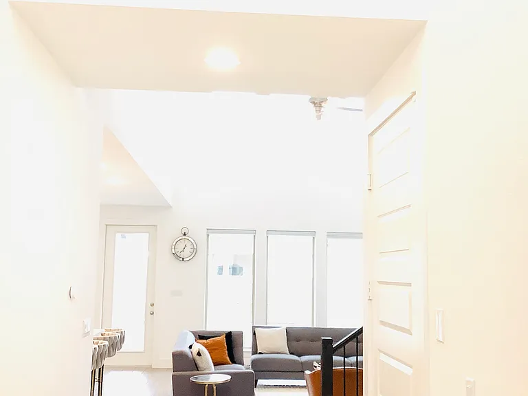 474 Jefferson Dr — Photo 2