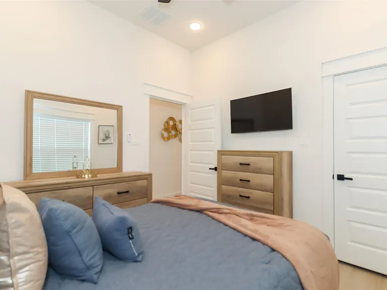 4902 Higgins St #B — Photo 26