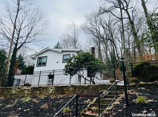 43 Oakdale Rd, Centerport, NY 11721