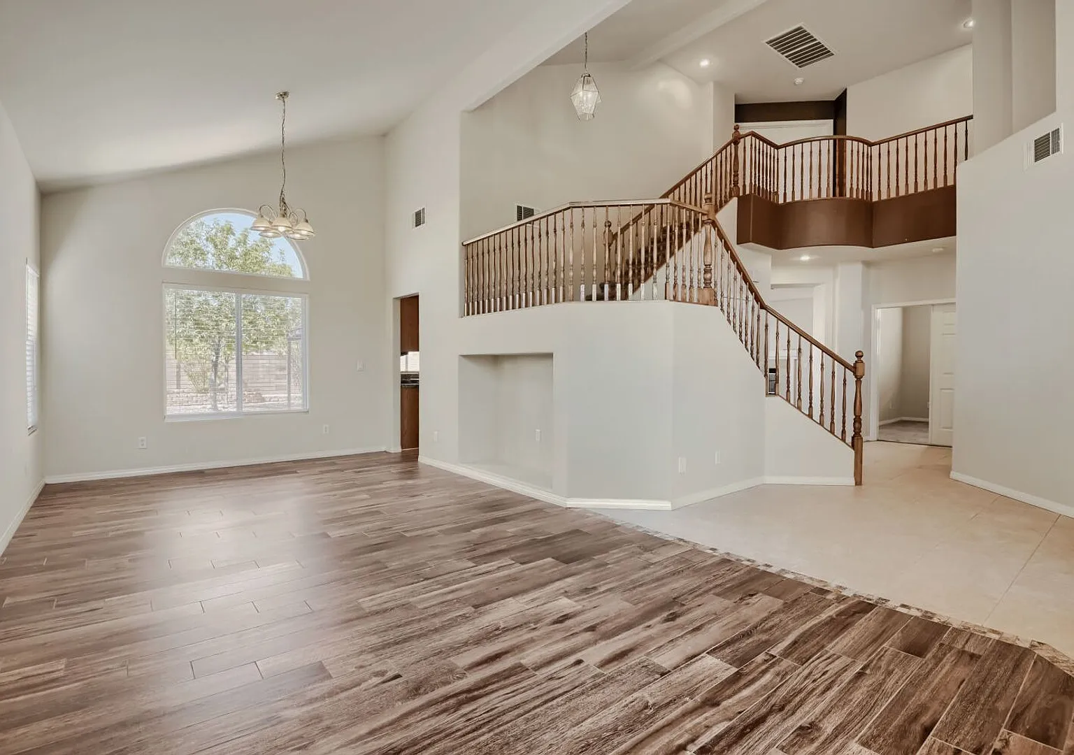 Spacious 4-Bedroom Home with 3-Car Garage & Mountain Views — Photo 4
