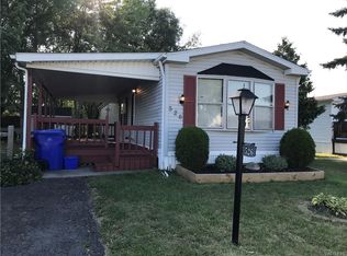526 Applewood Dr, Lockport, NY