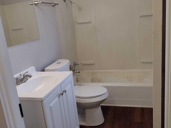 2nd image of 464 1/2 S Main St