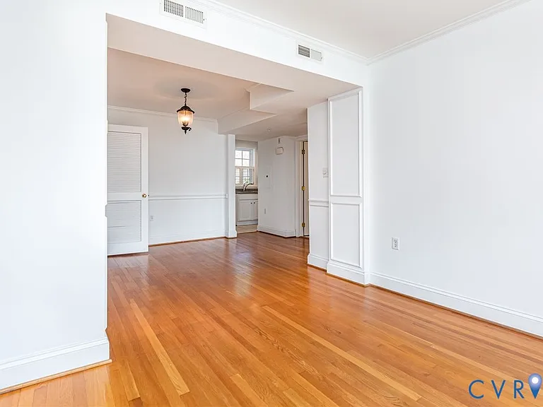 24 W Locke Ln #1 — Photo 4