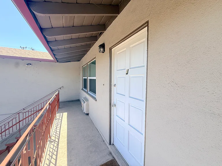 331 E Live Oak St #J — Photo 7