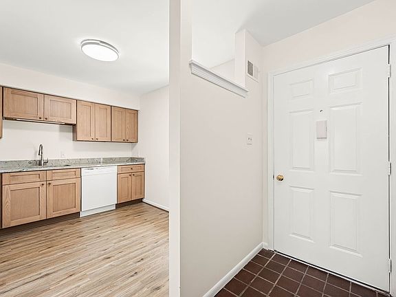 4th image of 178 Valley Stream Cir #178H