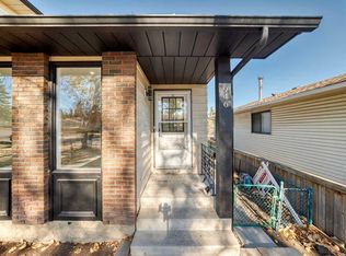 946 S Berkley Dr NW, Calgary, AB T3K1A2