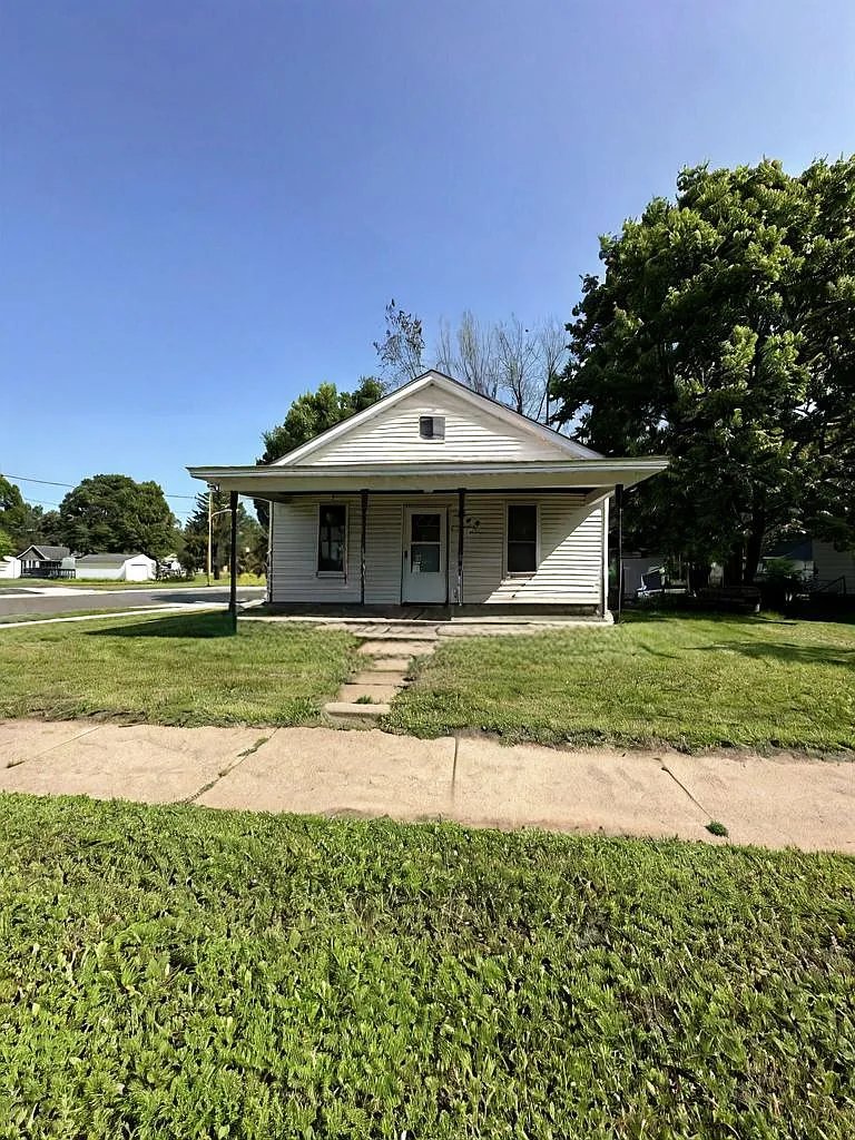 3 bed, 1.0 bath, 854 sqft, $470 — Photo 1