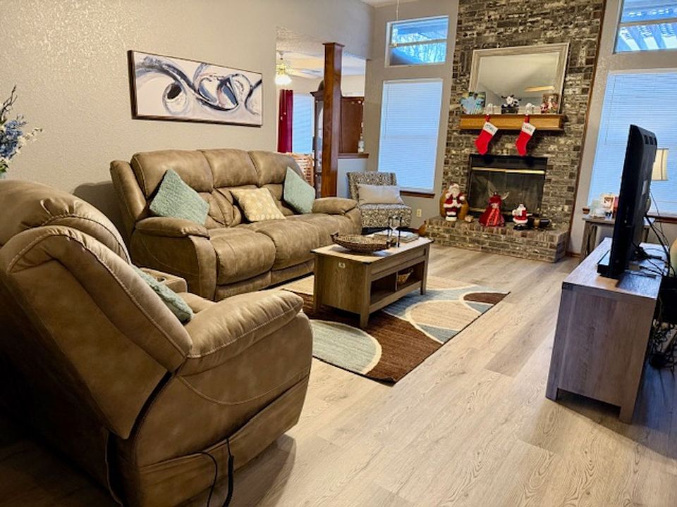 2nd image of 2921 Rockingham Dr