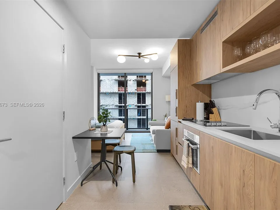 11 NE 6th St #2808