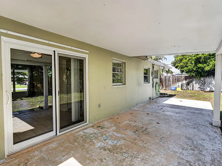 101 Beverly Rd E — Photo 36