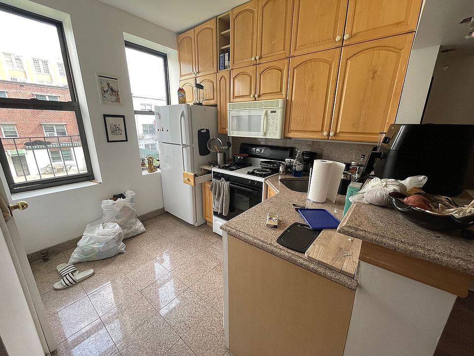 1st image of 519 W 48th St APT 3