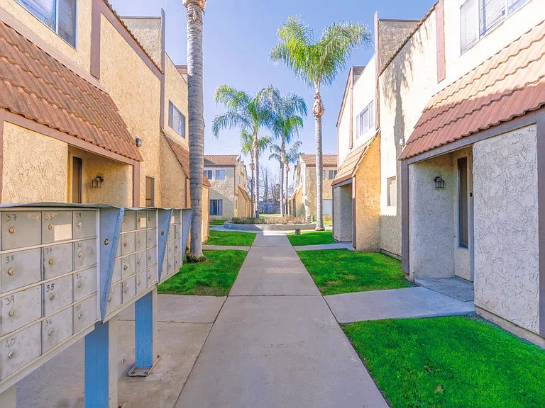 Mission Villa Town Homes — Photo 7