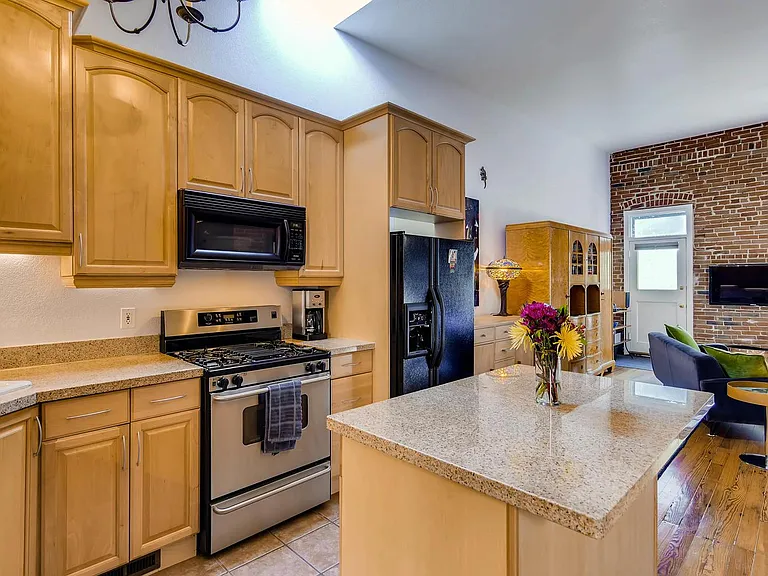 1732 N Clarkson St — Photo 12