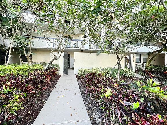 3rd image of 2025 Lavers Cir APT D107