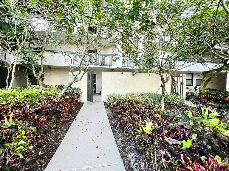 2025 Lavers Cir #D107 — Photo 3