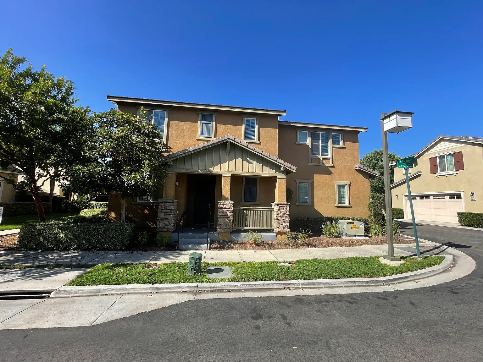3 bed, 2.5 bath, 1830 sqft, $3,000 — Photo 1